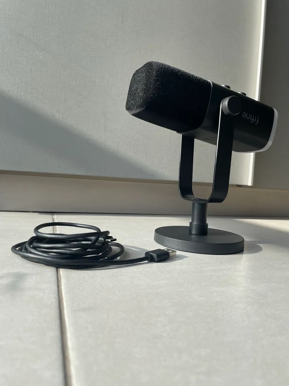 Microfone Fifine AM8 Dinâmico (USB/XLR) com RGB - Estado de Novo na Caixa!