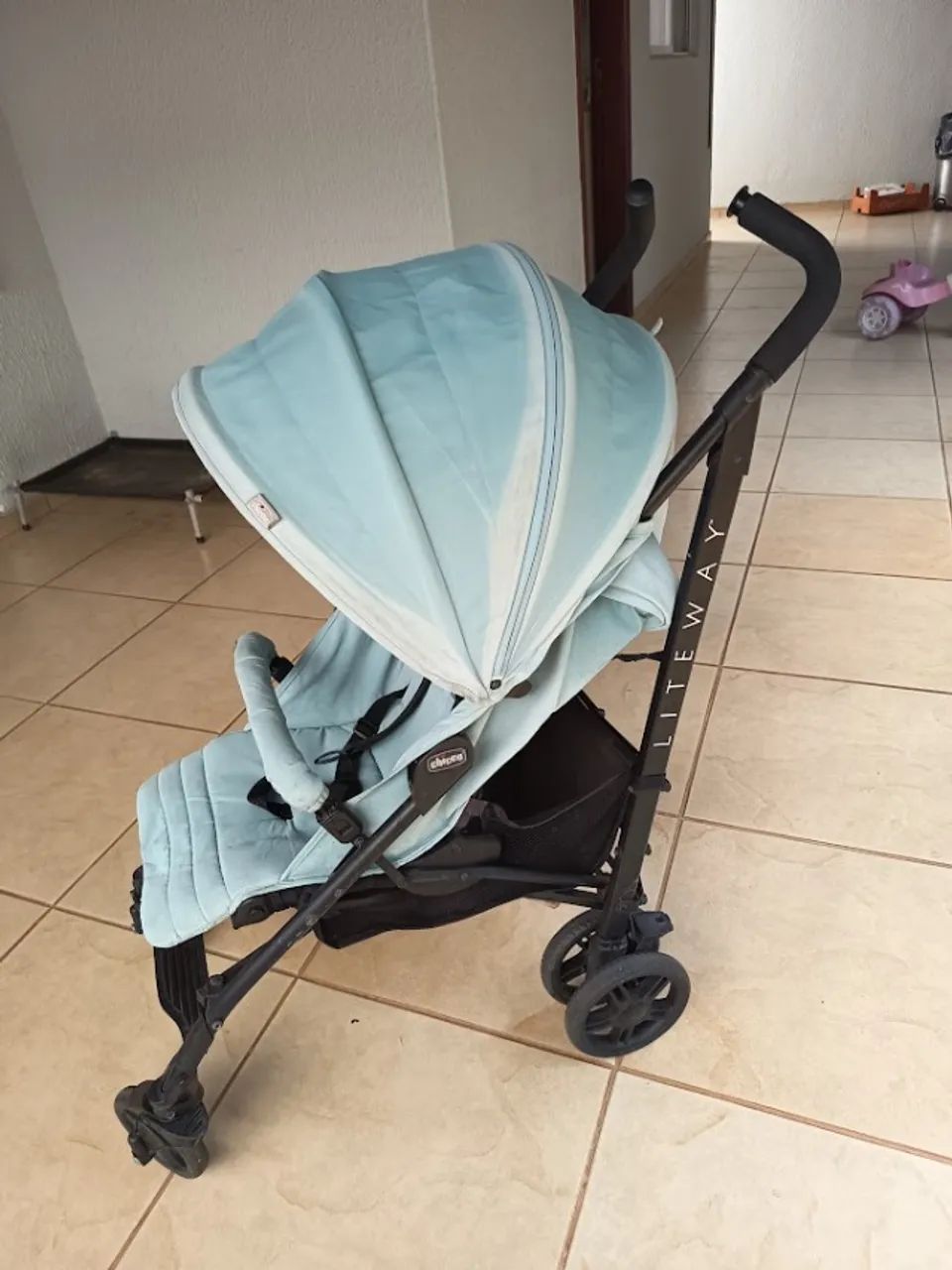 Carrinho de Bebê Chicco Liteway Azul - Leve, Compacto e Dobrável - Foto 4