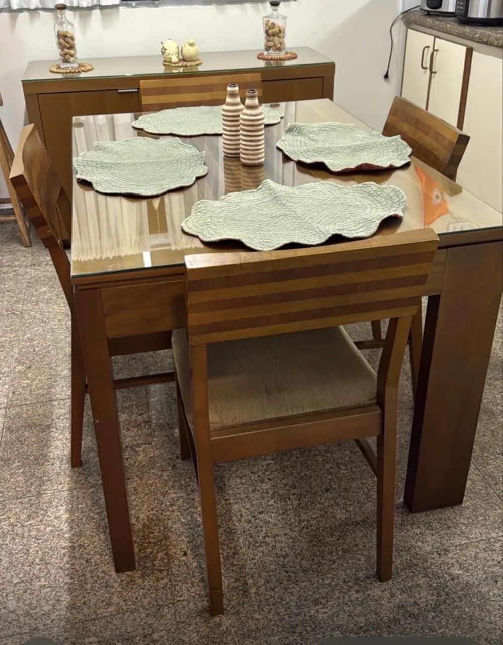 Conjunto de cozinha madeira maciça mesa com 4 cadeira e móvel com portas  - Foto 2