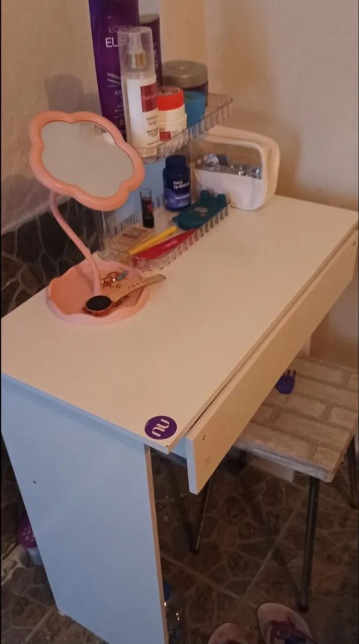 Mesa de estudos / penteadeira / multiuso