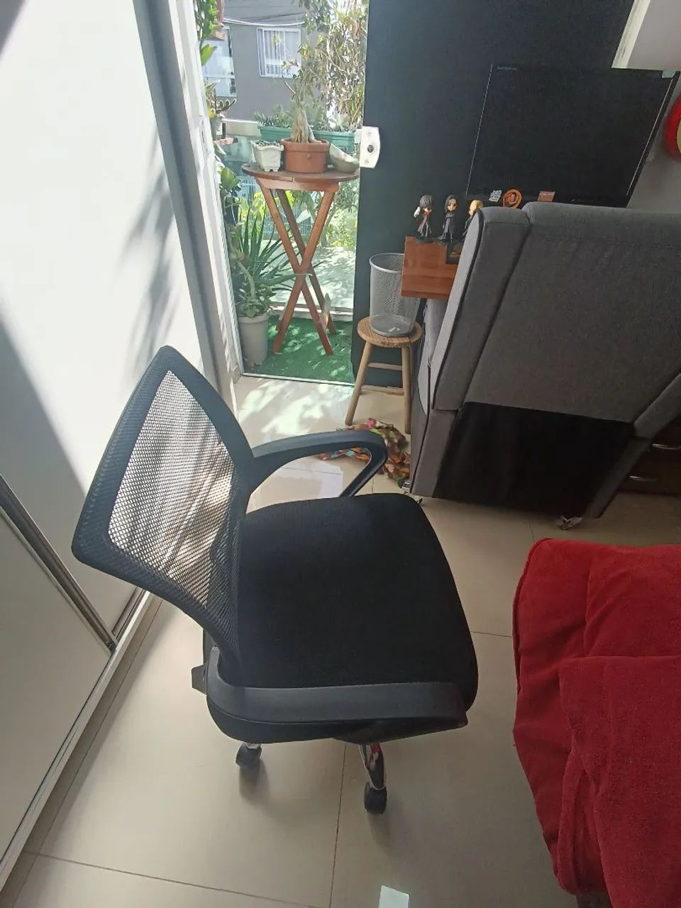 Cadeira Escritório Preta Estofado Base Giratória Tela Mesh - Foto 3
