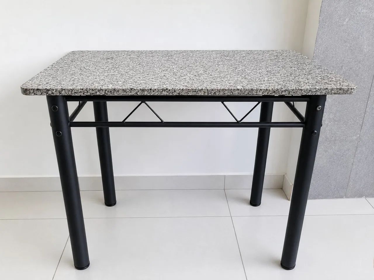 Mesa com tampo de mármore 