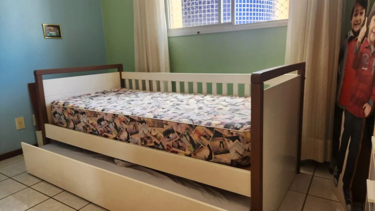 Cama de solteiro com cama auxiliar semi-nova, acompanha cabeceira e grade de proteção