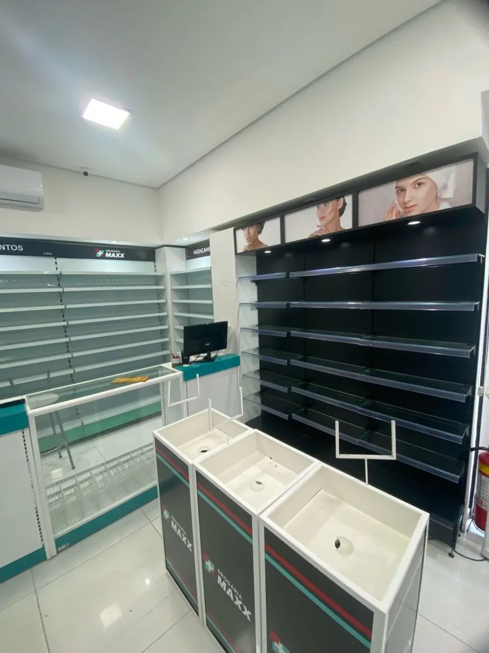 Instalação Farmacia Prateleiras  - Foto 2