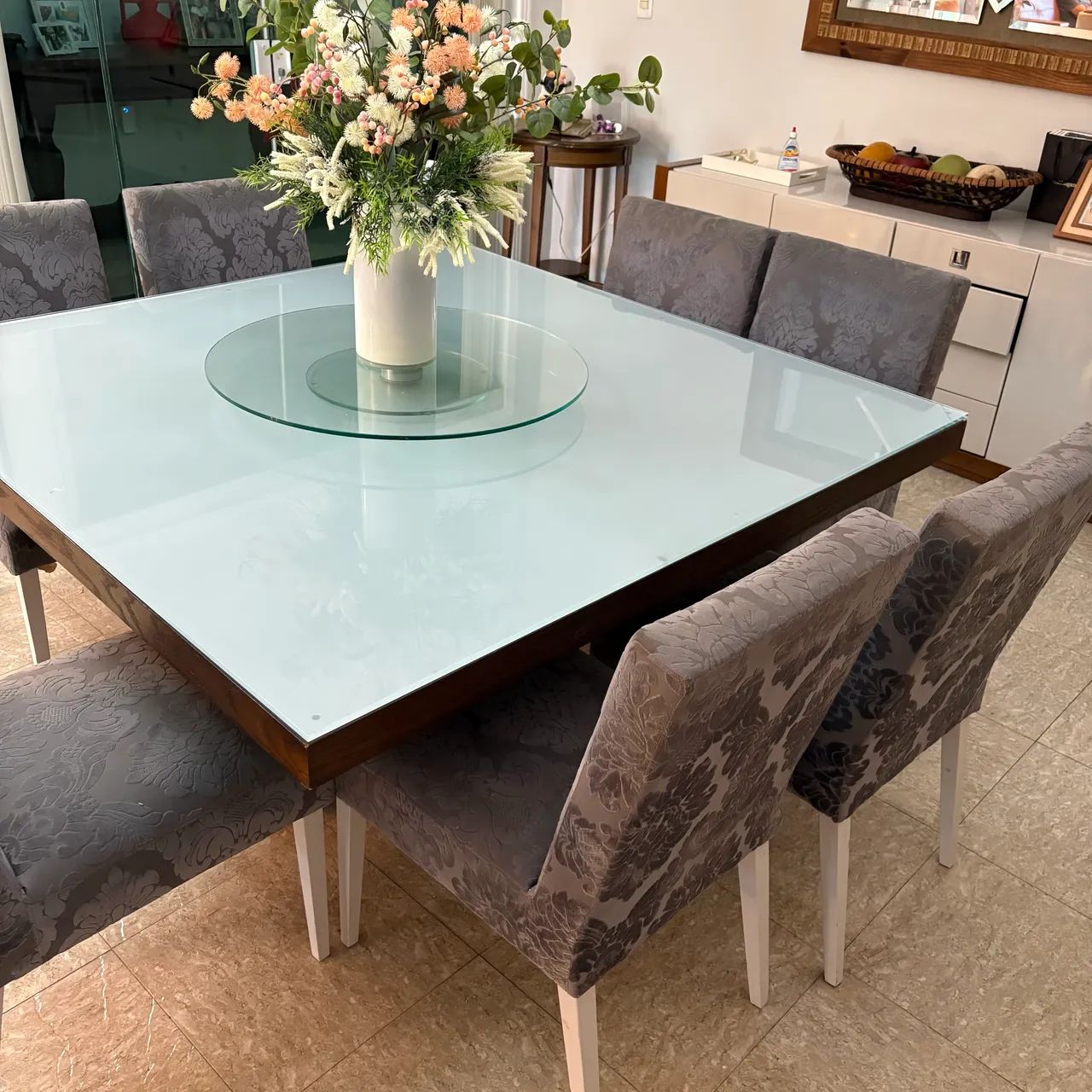 Mesa quadrada com 8 cadeiras