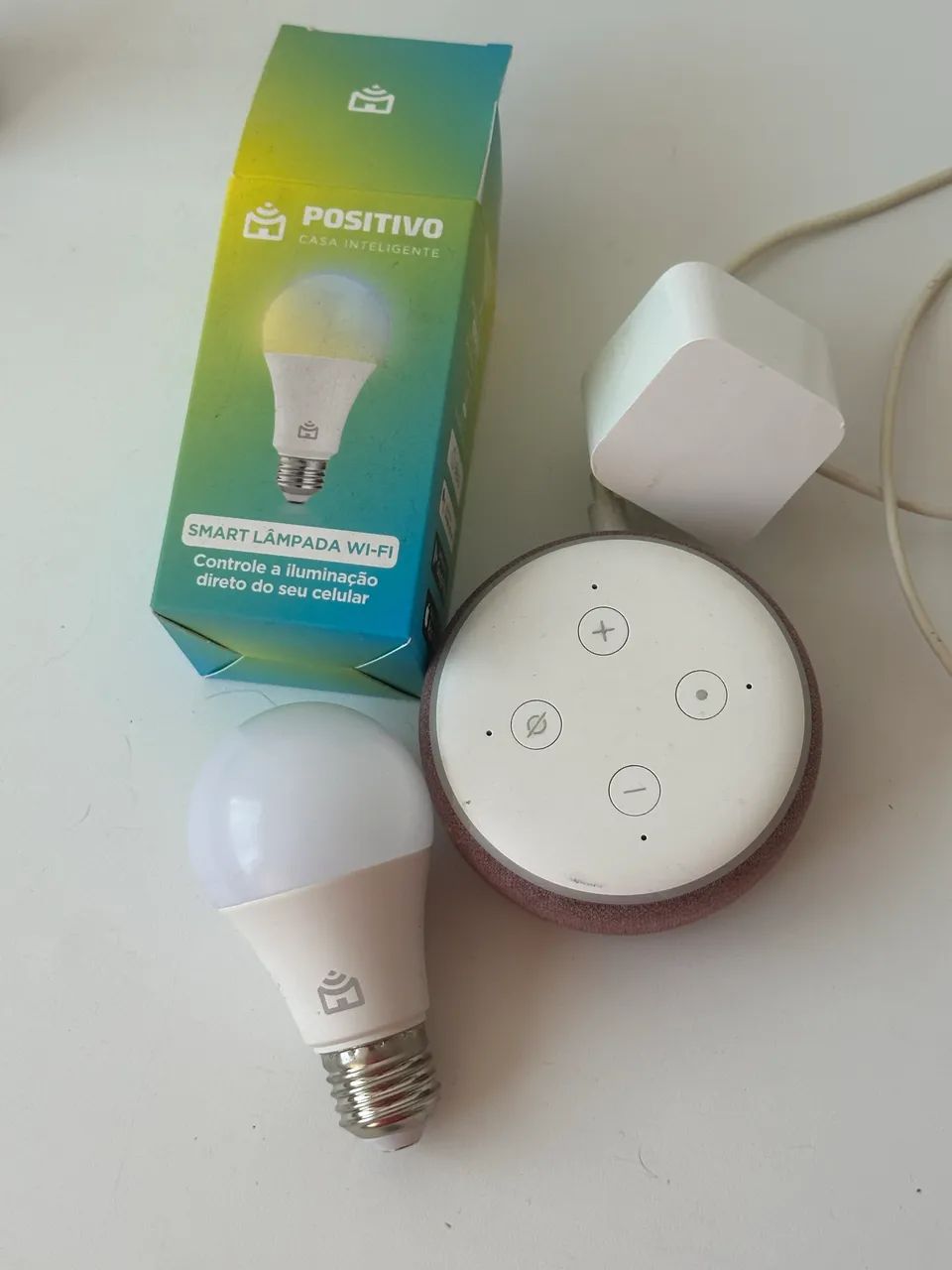 Echo Dot 3ª geração + lâmpada inteligente 