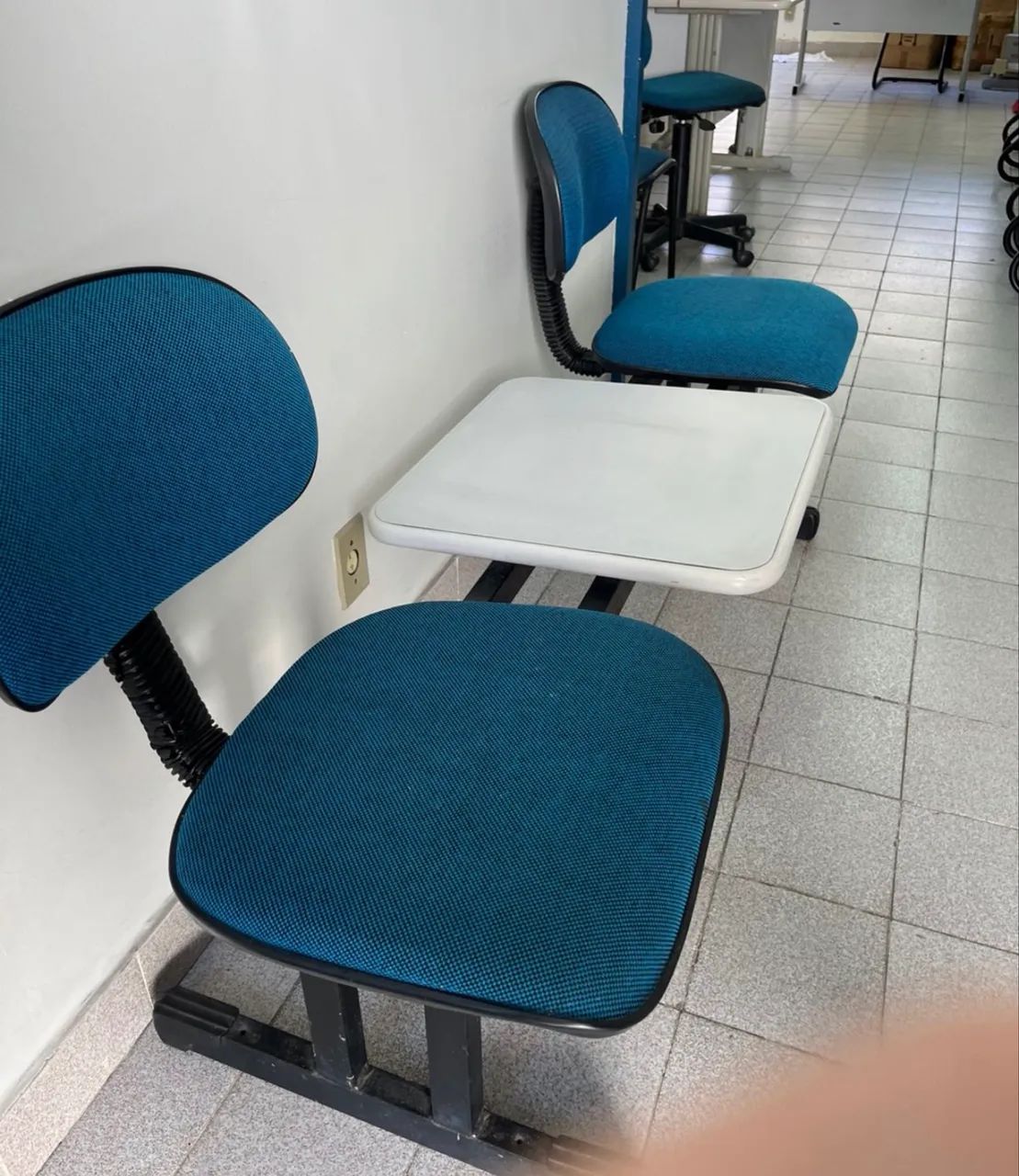 Longarina Dupla com mesa de apoio para recepção 