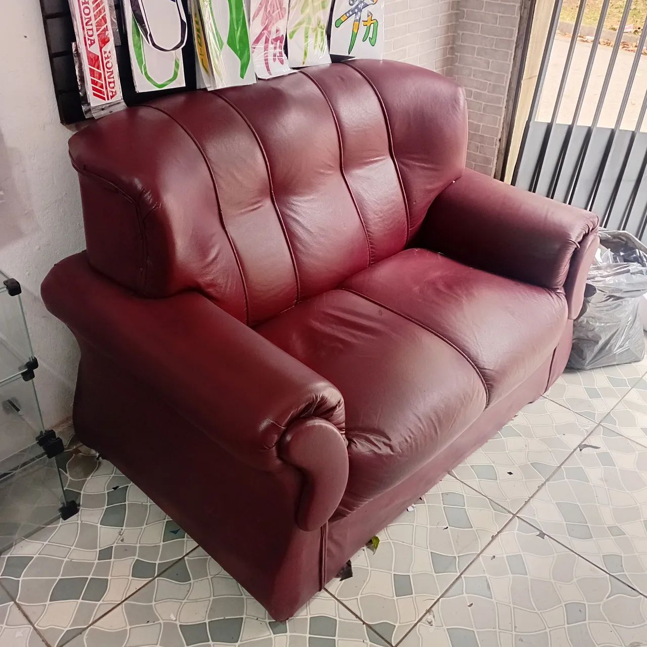 Sofá em couro vermelho vinho em ótimo estado  - Foto 2