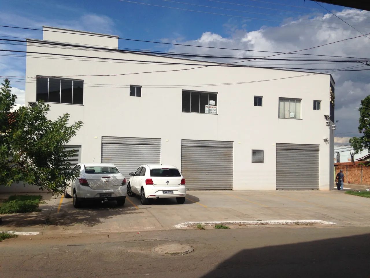Alugo sala comercial. Contendo: estacionamento, câmera de segurança, copa, banheiro