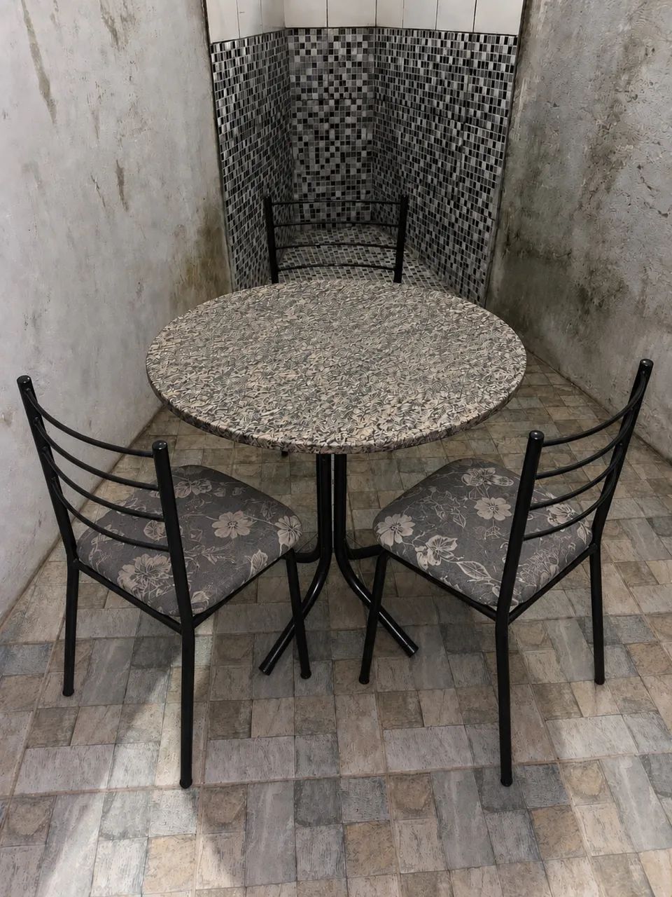 Vendo mesa de mármore redonda com 3 cadeiras 
