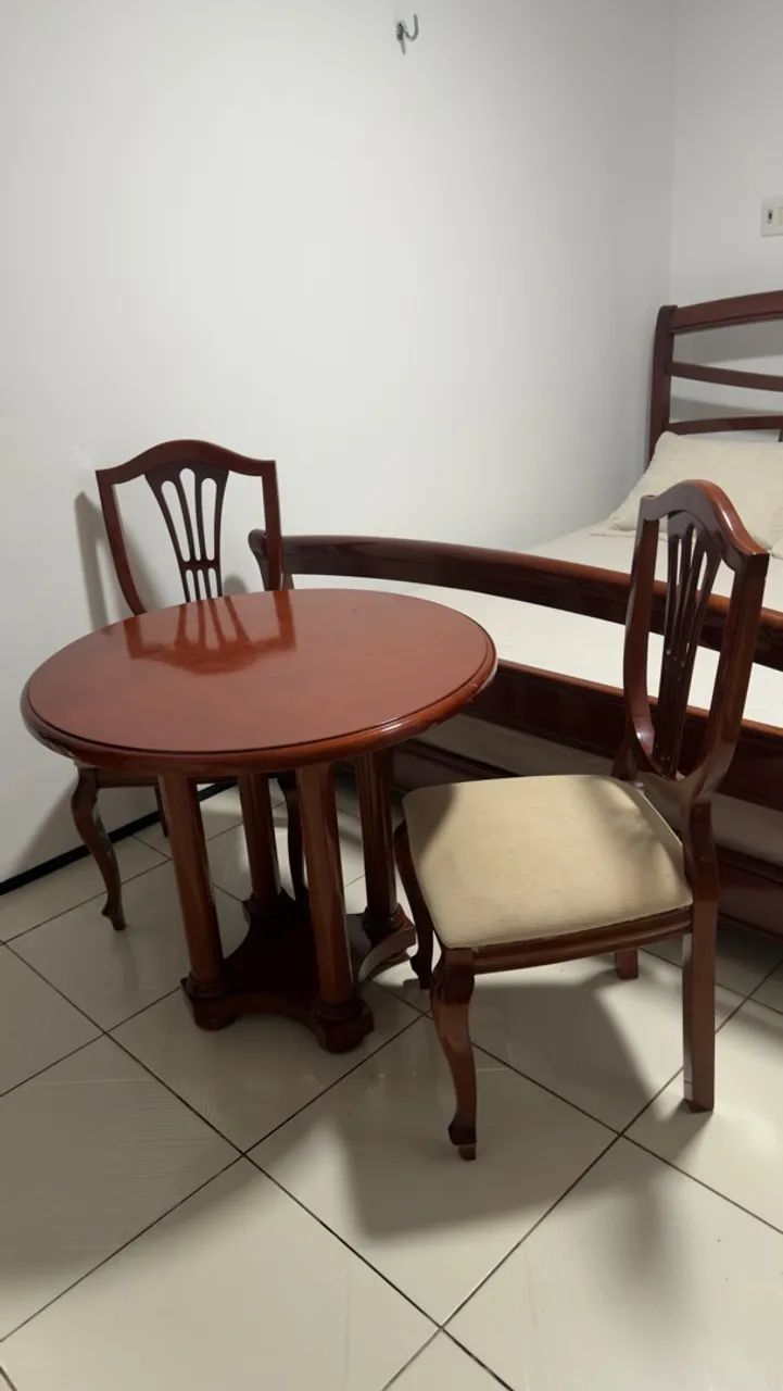 Vendo Mesa e cadeiras de madeira 