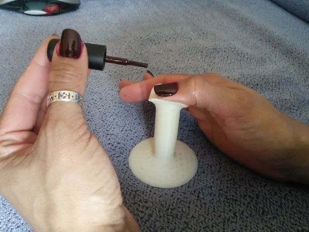 Suporte auxiliar para pintar unha manicure