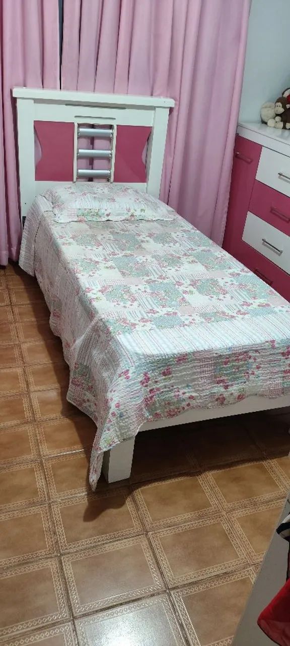 Guarda Roupa, Cômoda, Cama e Poltrona Rosa - Foto 2