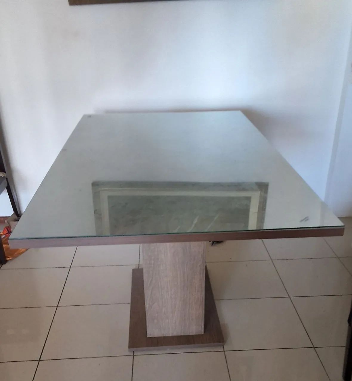 Mesa vidro temperado e mdf montada
