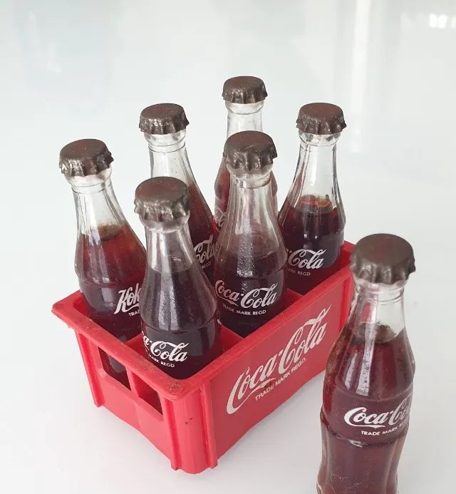 Engradado com 7 Mini Garrafas Coca-Cola
