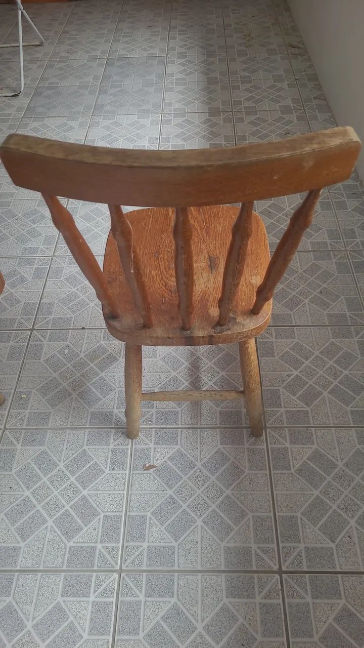 4 Cadeiras de madeira maciça.  - Foto 2