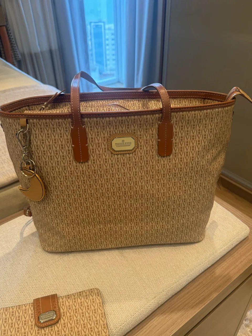 Vendo bolsa Victor Hugo com carteira e chaveiro  - Foto 3