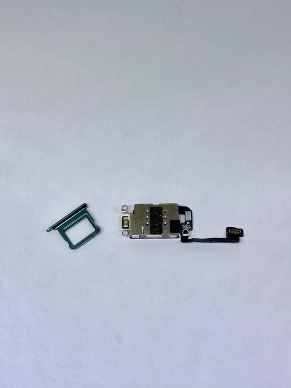 Leitor de chip iPhone 16 com bandeja verde