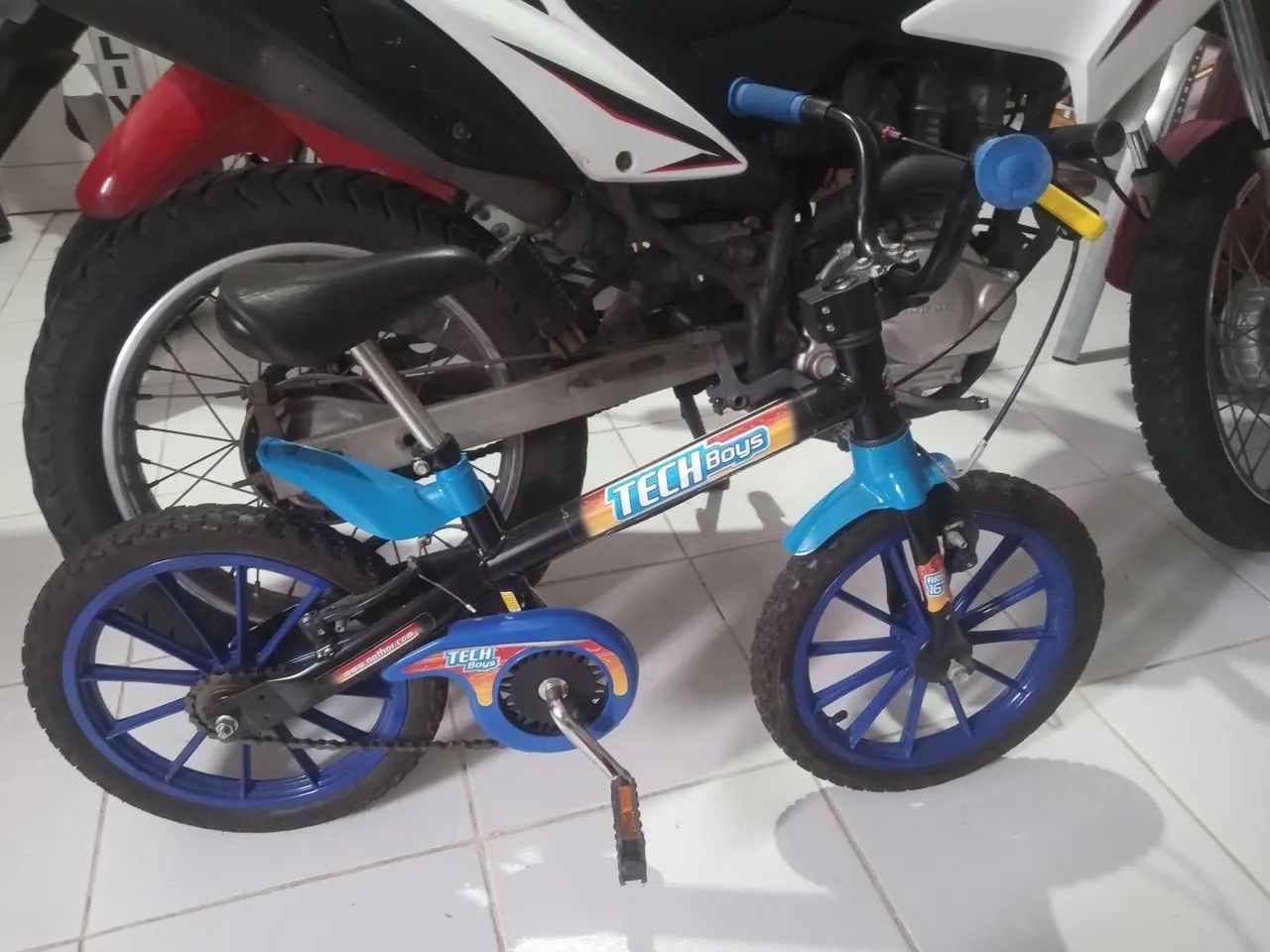 Vendo bicicleta infantil toda original bem conservada 