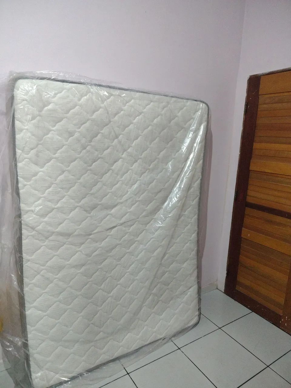 Colchão Ortobom semi-novo.