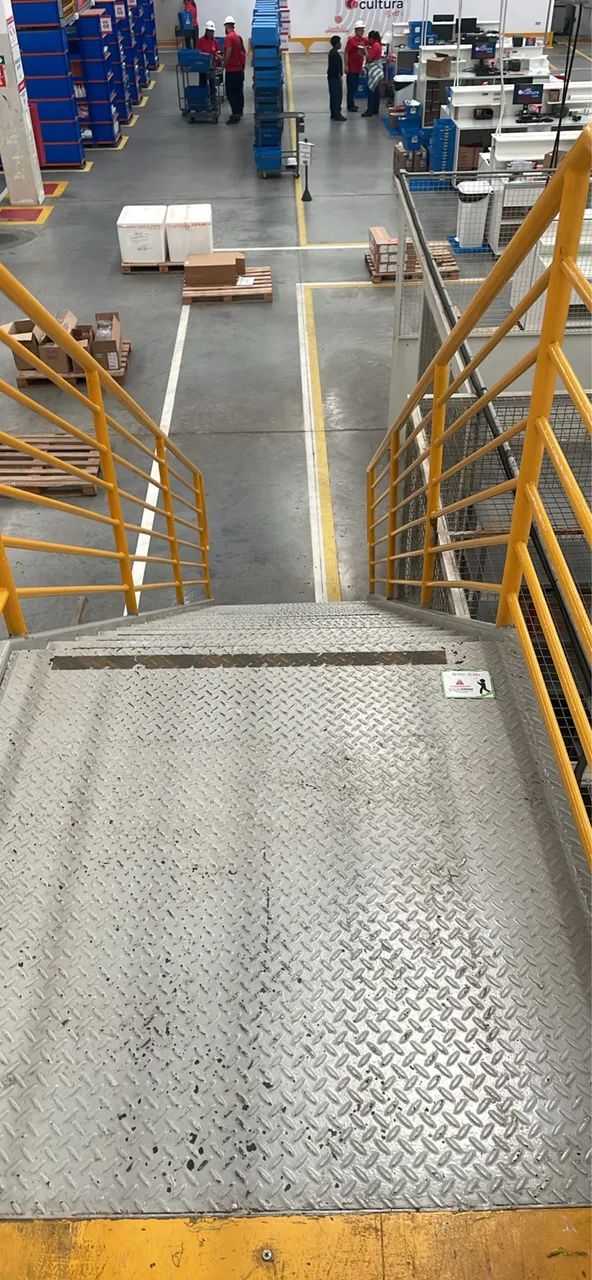 Escada de aço com corrimão  - Foto 3