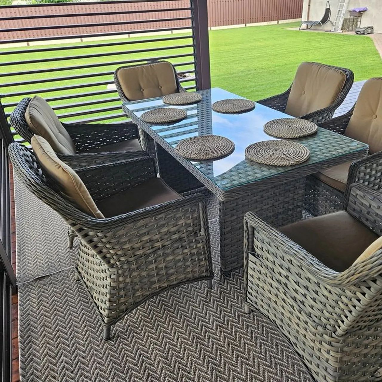 Conjunto de mesa com 6 poltronas 