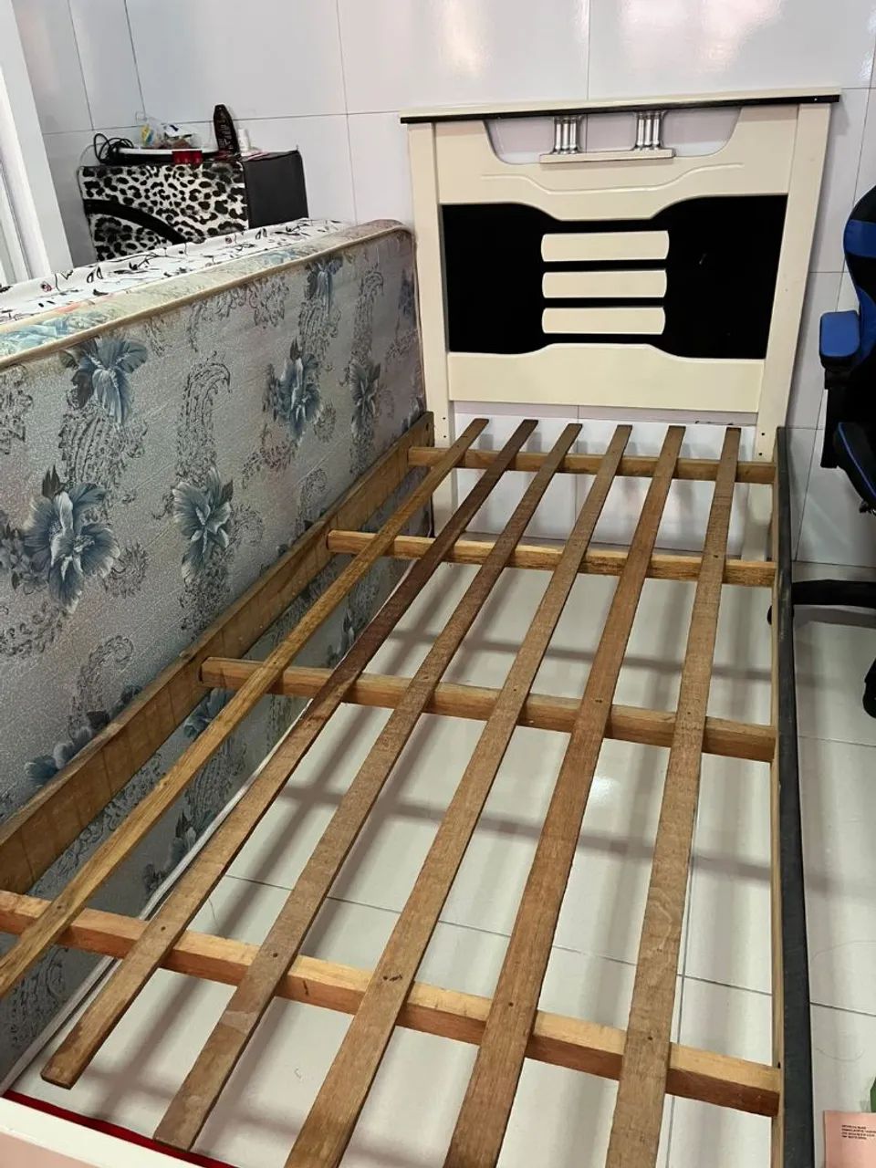 CAMA DE SOLTEIRO DE MADEIRA MACIÇA COM 2 COLCHÕES  - Foto 3