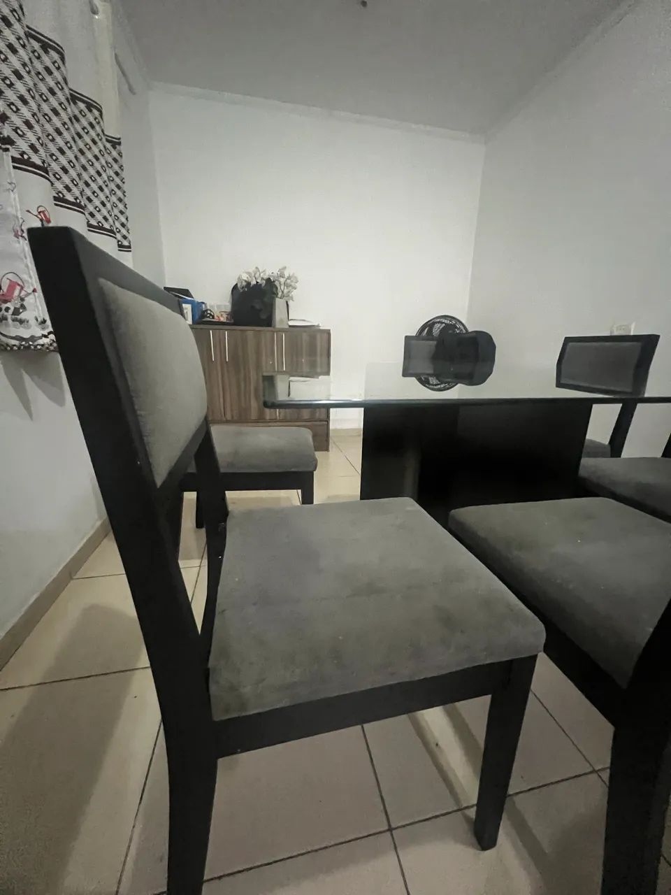 Mesa com tampo de vidro e base escura de madeira mdf mais 6 cadeiras  - Foto 2