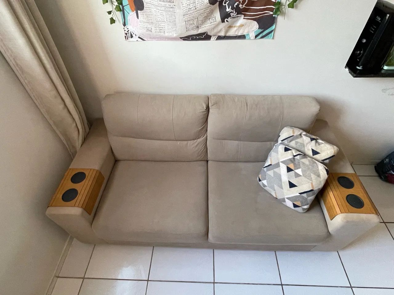 Sofá 2 Lugares Bege Suede com Apoio de Braço e Porta-Copos em Madeira - Foto 3