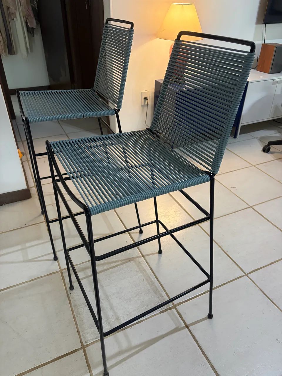 Cadeiras altas de bancada tok&stok - Foto 3
