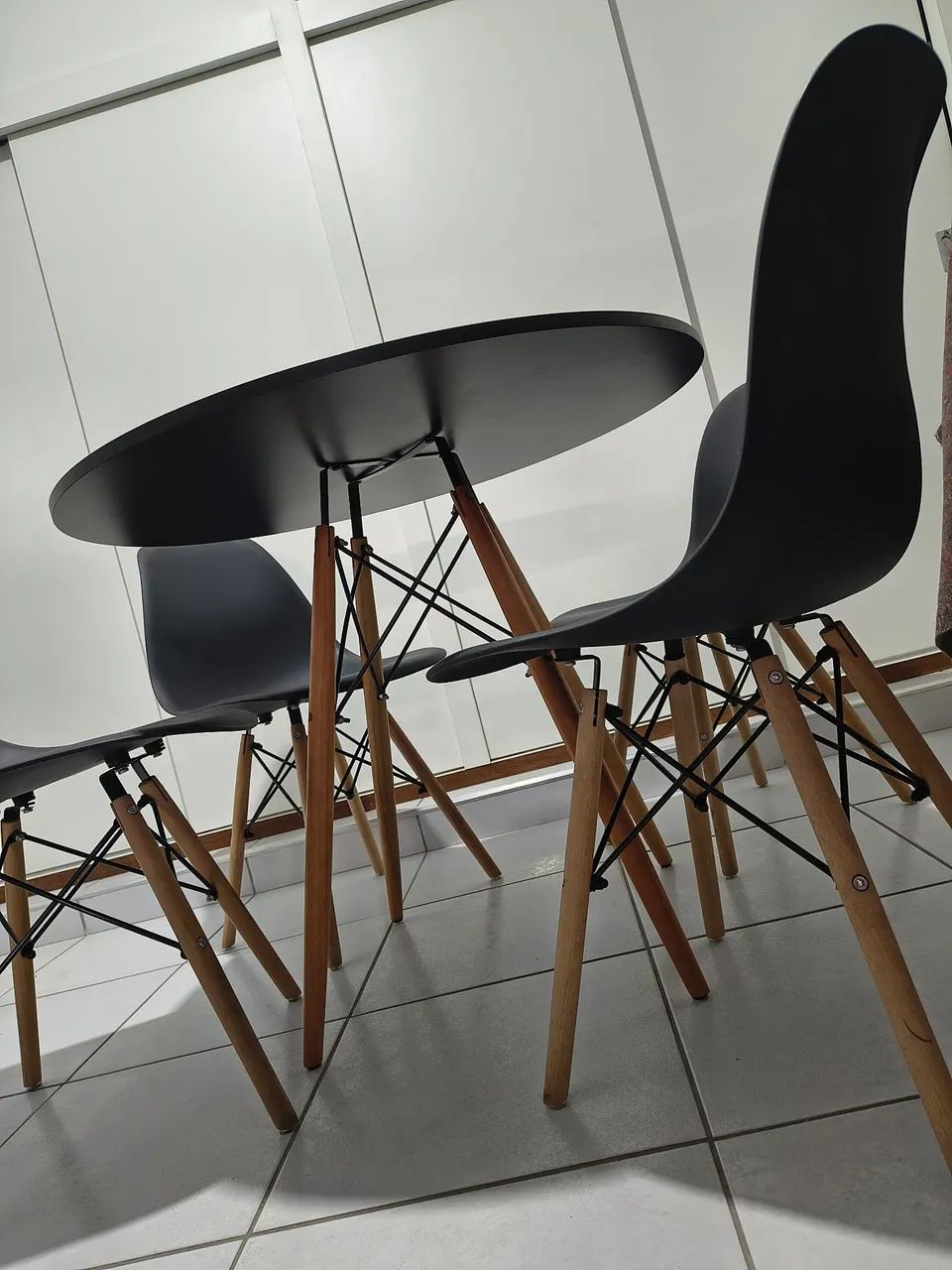 Conjunto de mesa com 4 cadeiras preta - Foto 5