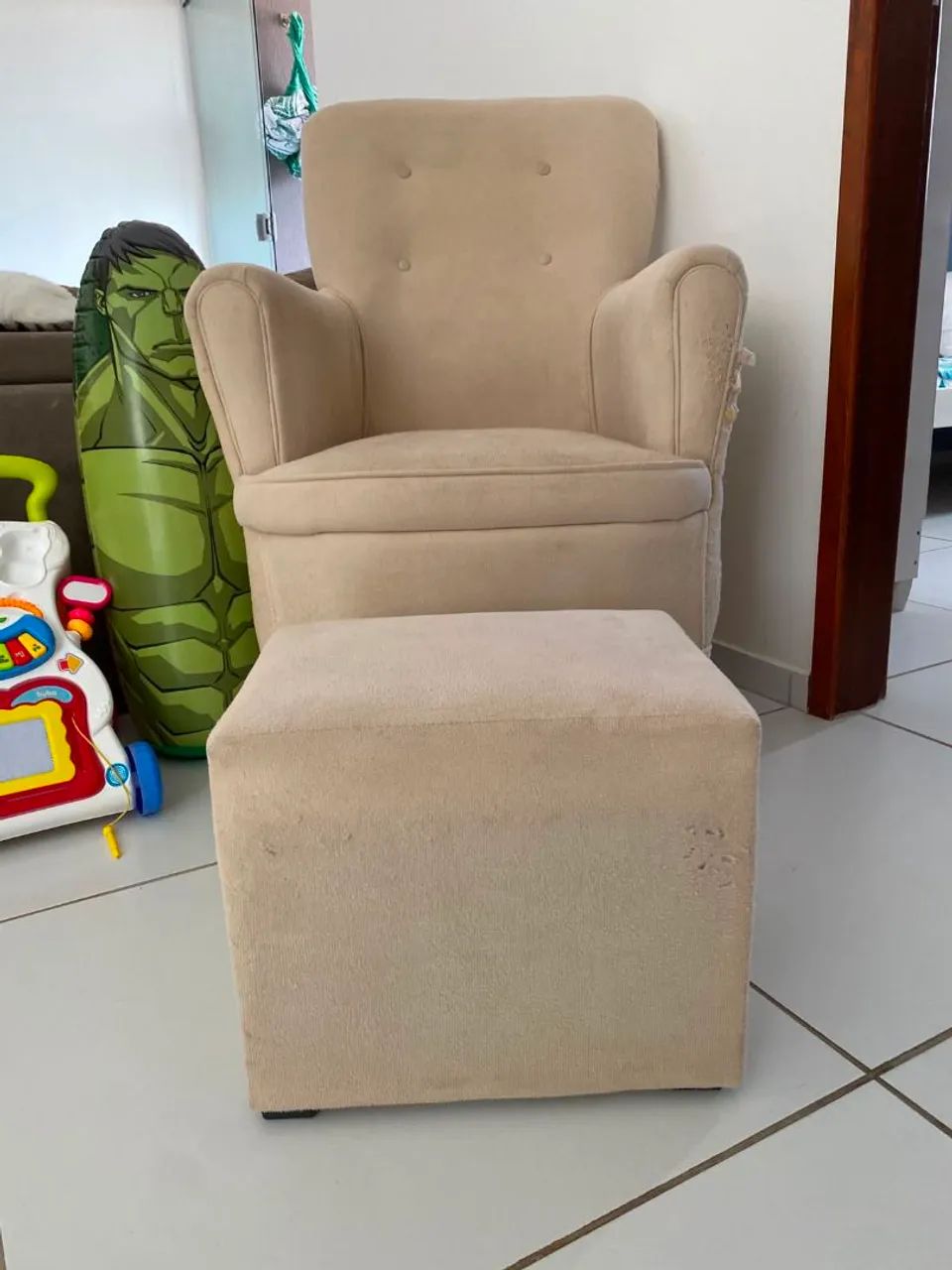 POLTRONA COM PUFF QUARTO