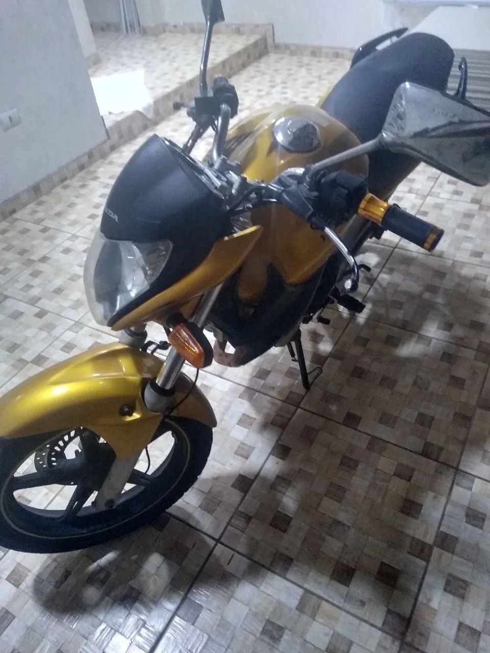 CB 300 DOURADA