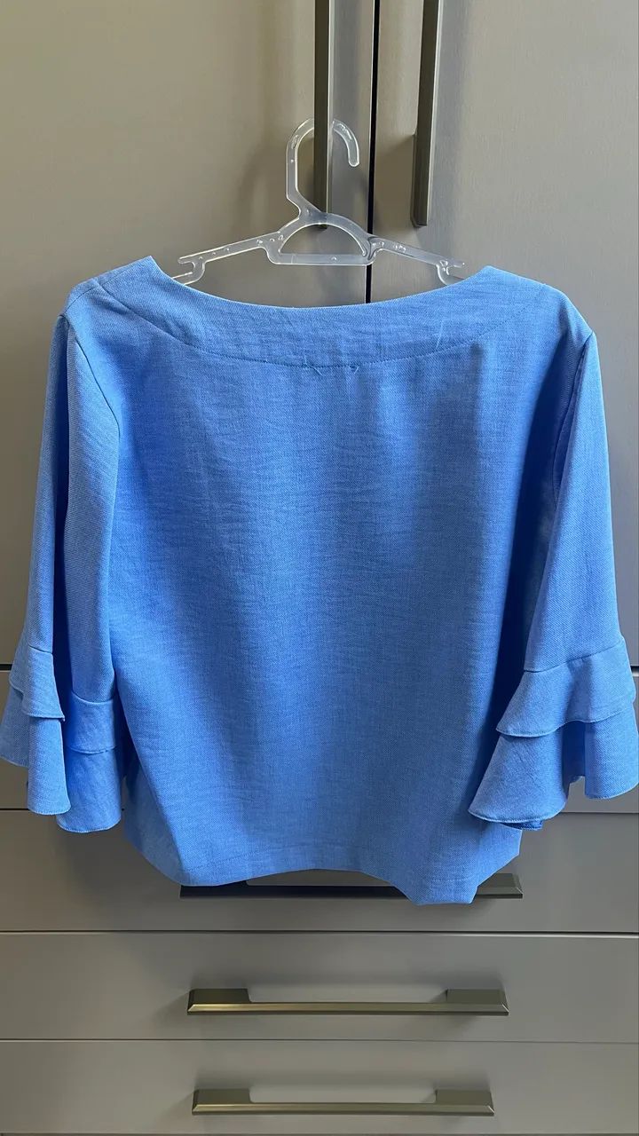 Blusa azul ombro a ombro com detalhe na manga  - Foto 2