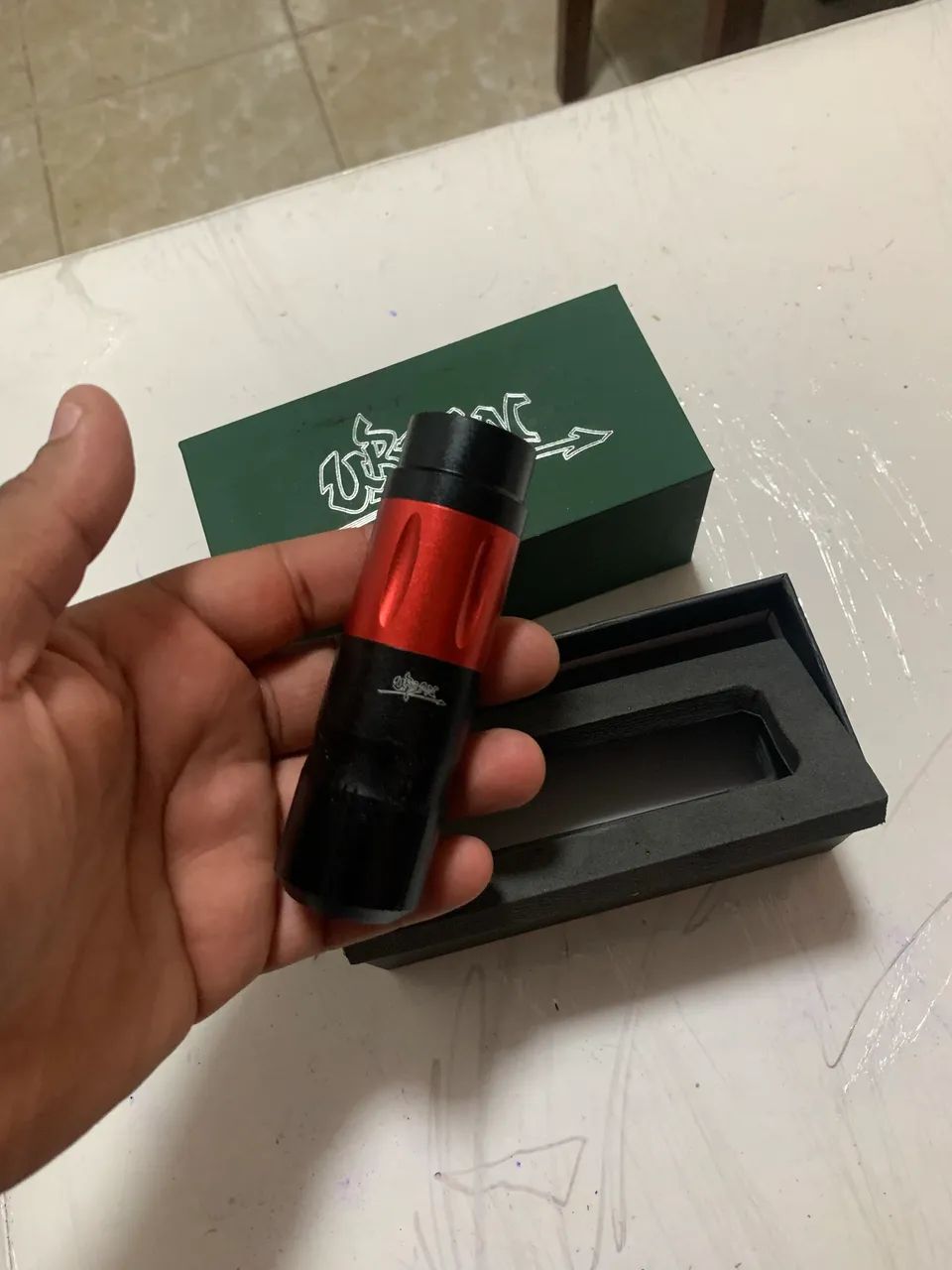 Máquina pen sem fio e vai junto com uma fonte e pedal caso queira usar tbm tudo novo 