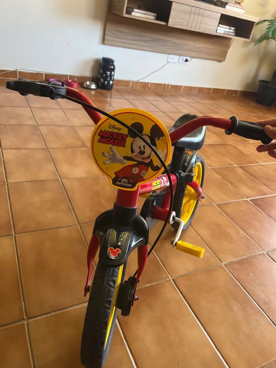 Bicicleta aro 12 Nathor com rodinhas do Mickey Mouse 
