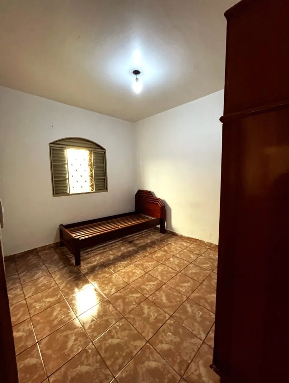 Cama de madeira maciça 