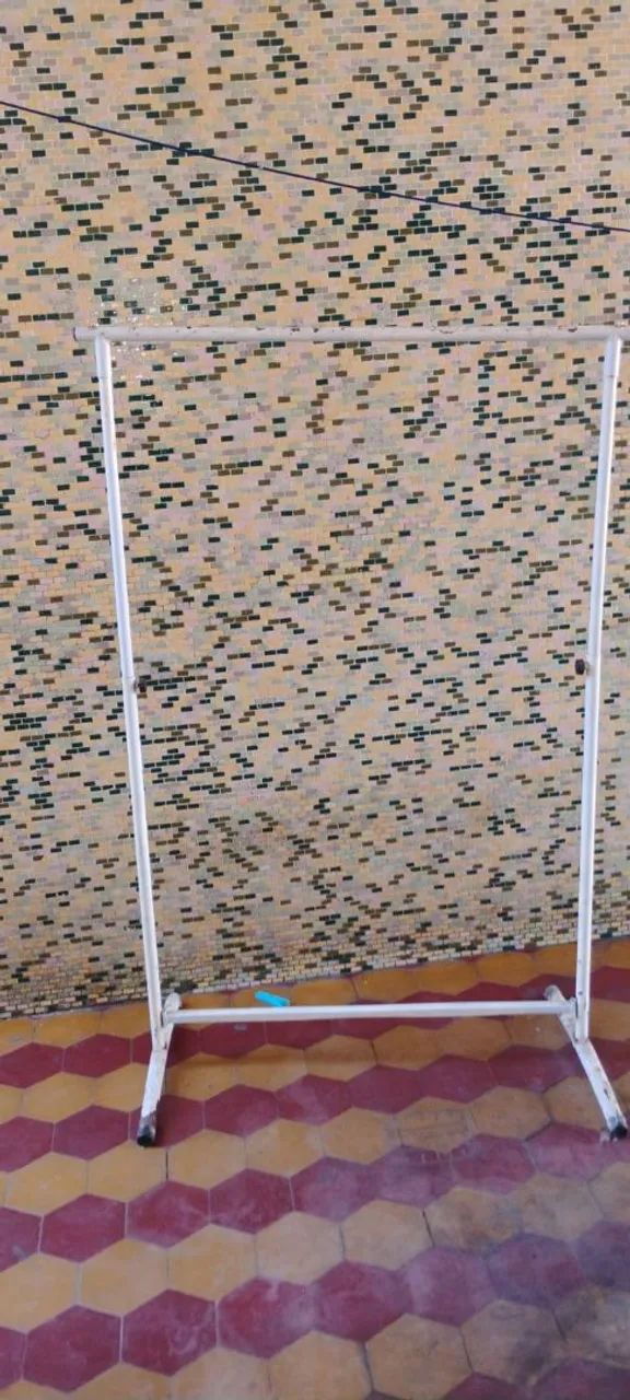 ARARA DE ROUPA 