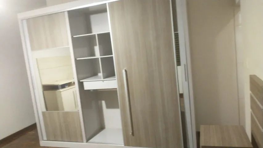 vende-se roupeiro, comoda e mesa de jantar com 4 cadeiras de madeira - Foto 4