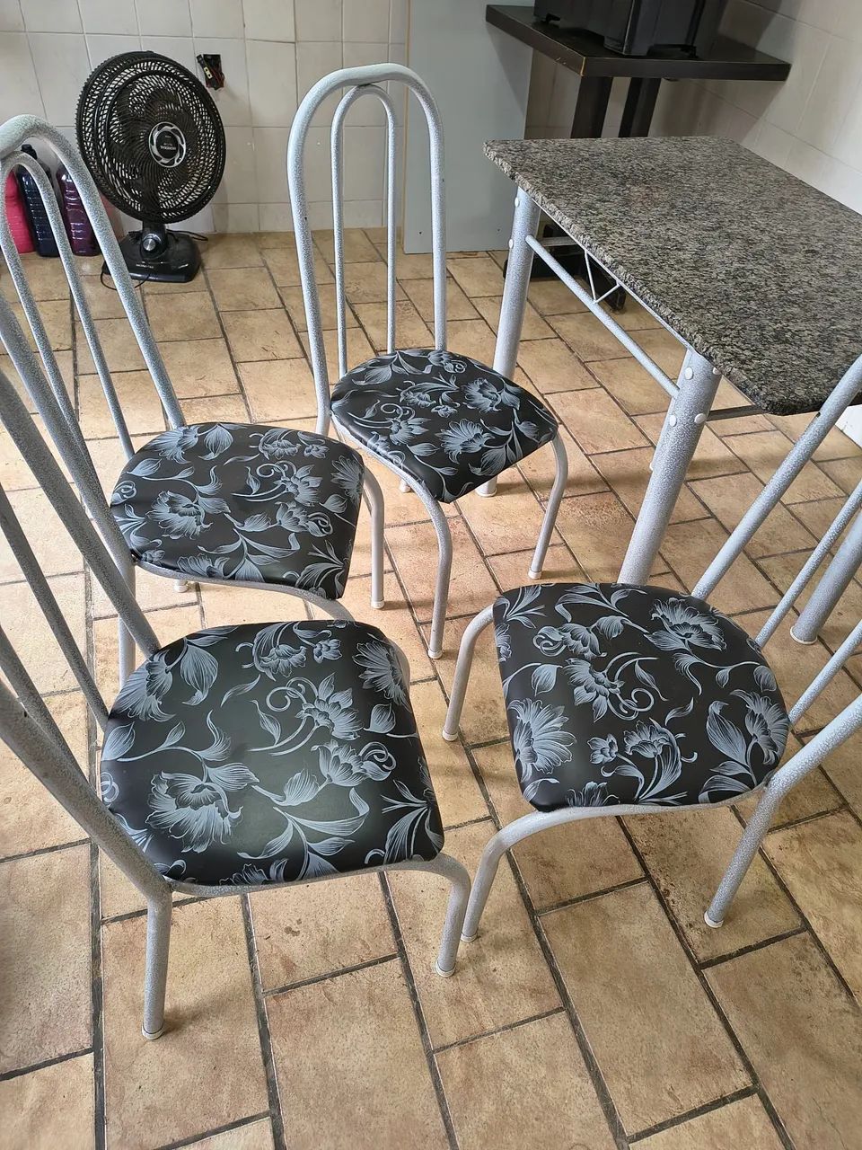 Mesa de mármore 4 cadeiras  - Foto 4