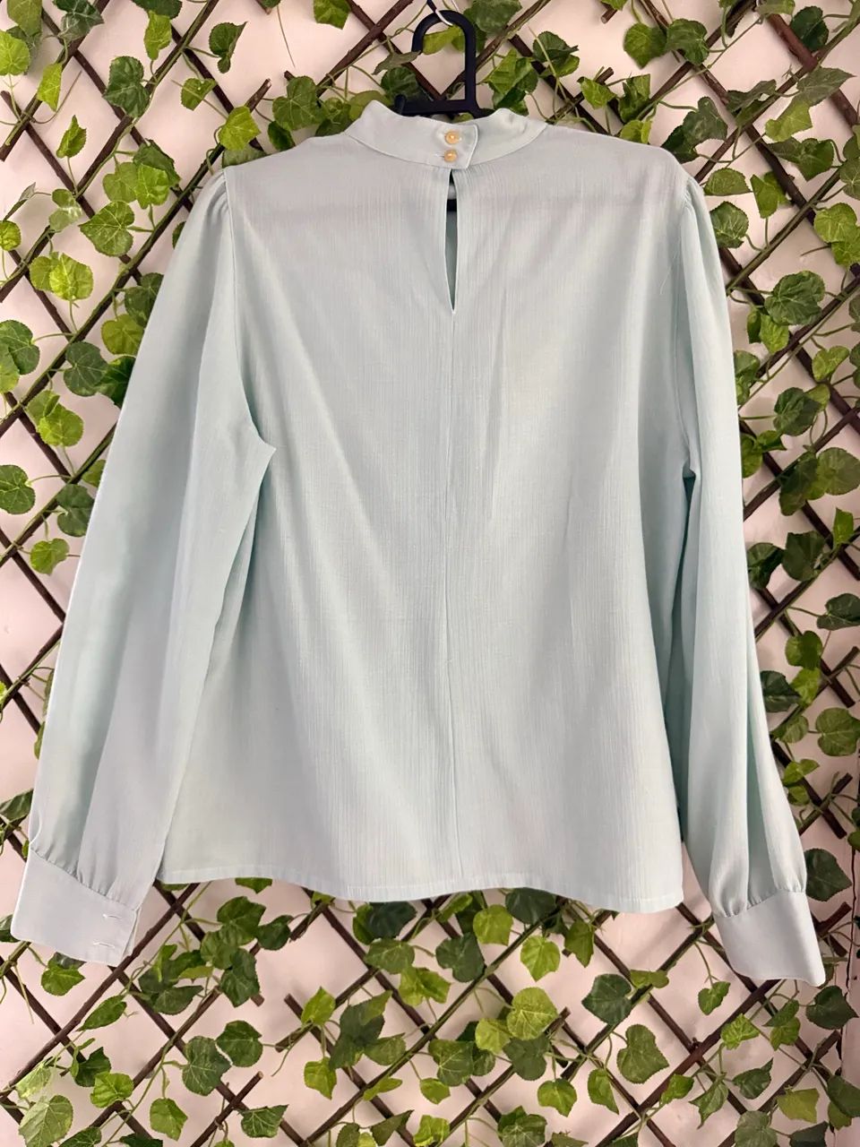 Blusa social em tom azul claro