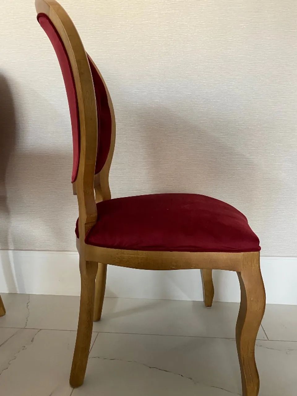 Clássica Poltrona Medalhão com Encosto em Capitonê,  Estofada em Veludo Vinho, Nova! - Foto 3