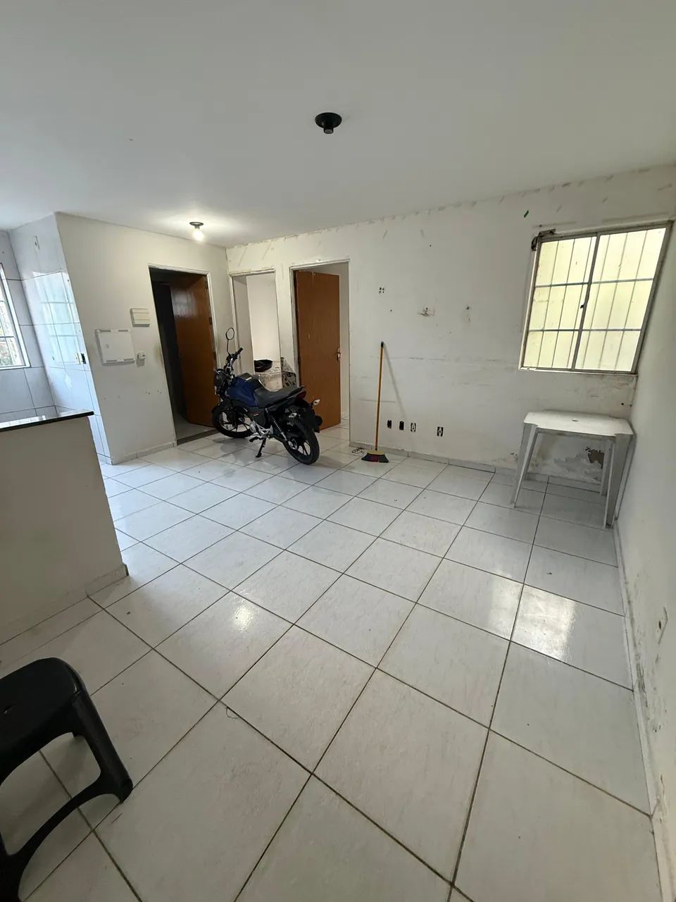 Apartamento térreo, bem amplo, preço de oportunidade!