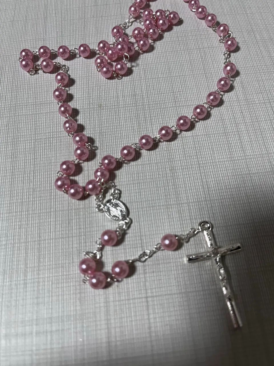 terço rosa maior com caixinha  delicado e ideal para presente - Foto 2