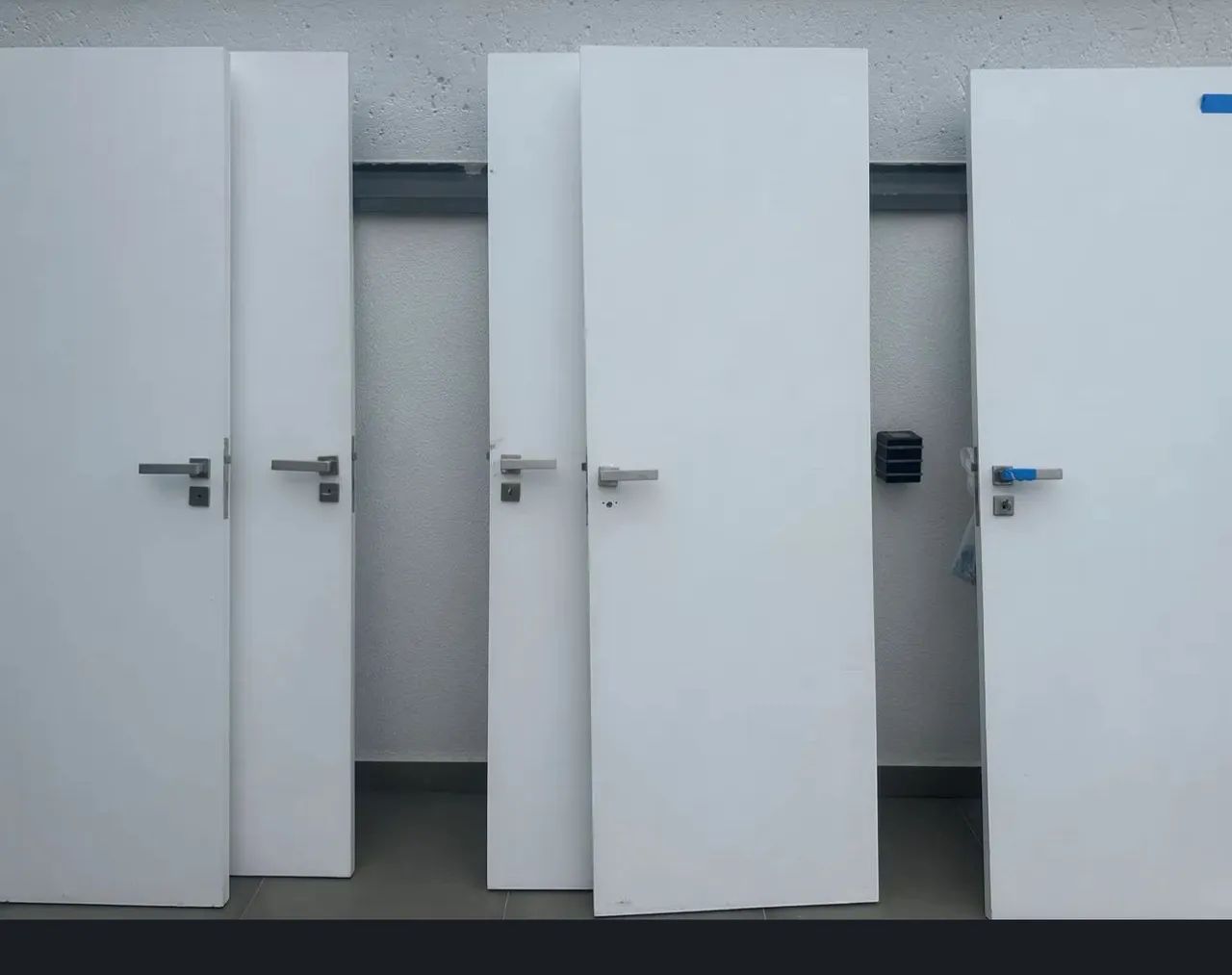 Vendo 5 portas com fechaduras e maçanetas 