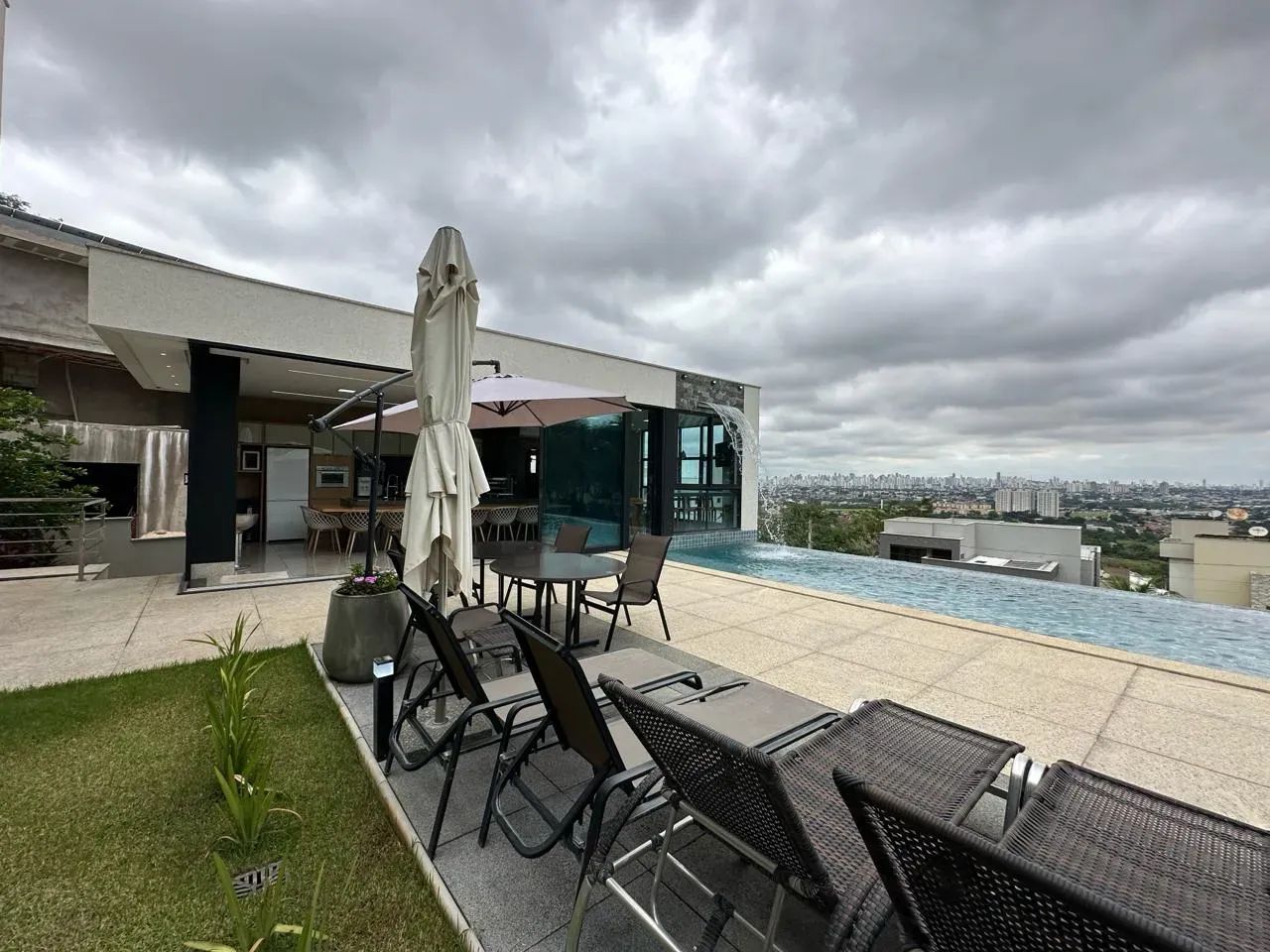 Sobrado Exclusivo, são 4 suítes, Área de lazer completa, Elevador, Geração de Energia, Vis