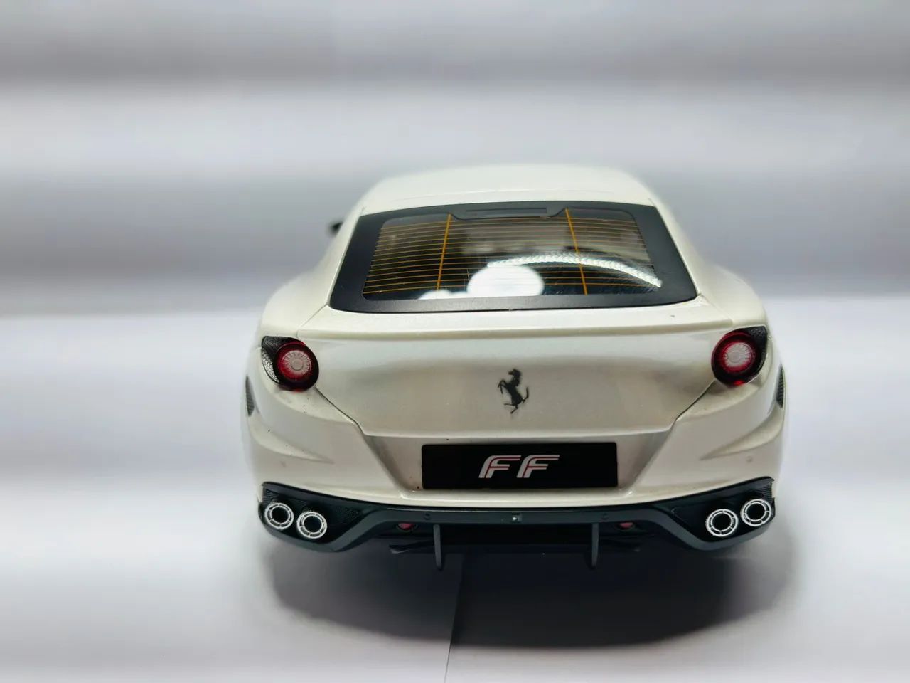 Miniatura Ferrari FF 1/18 Hotwheels  - Foto 4