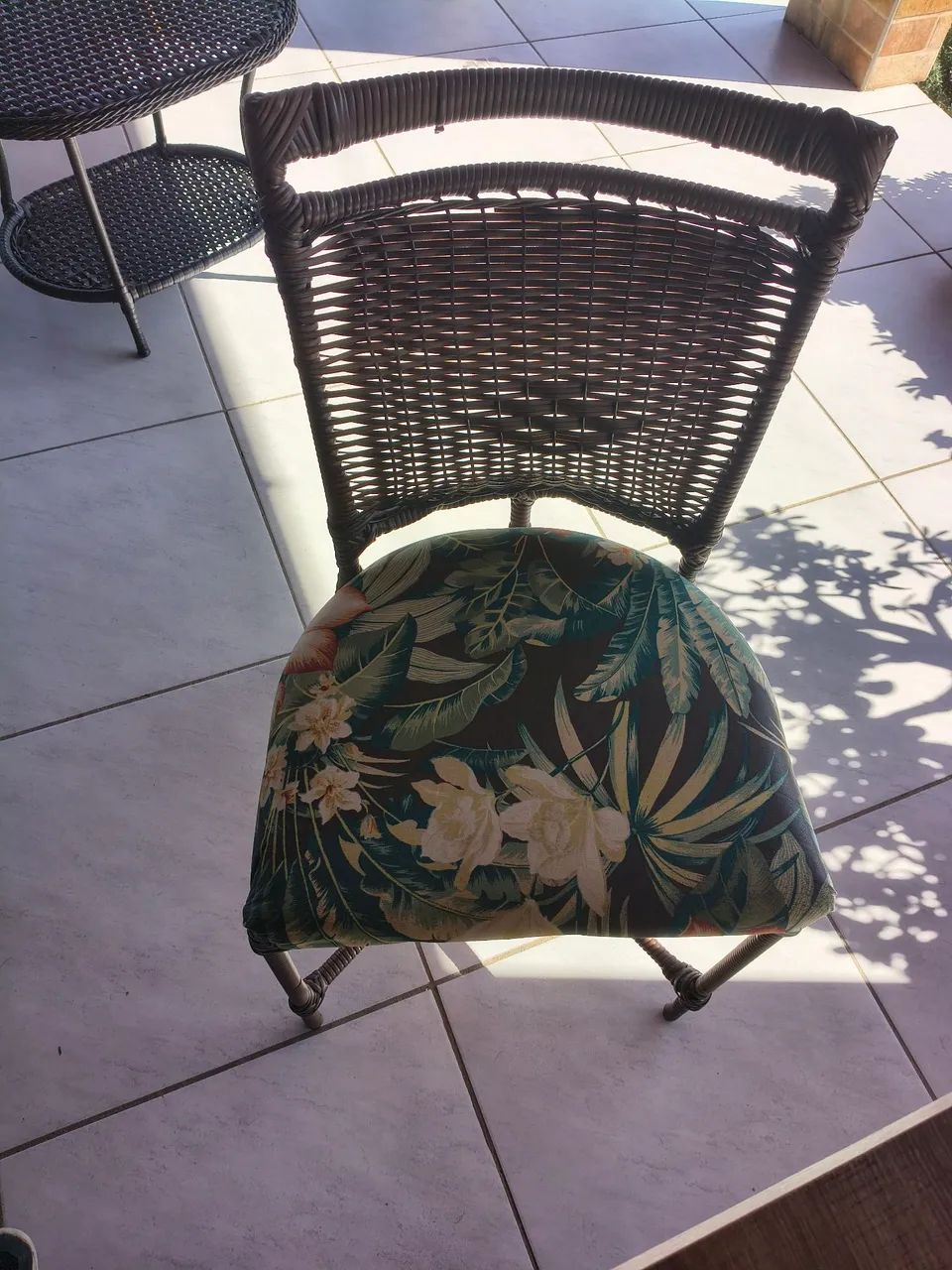 Mesa com jogo de cadeiras e um armário aparador - Foto 3