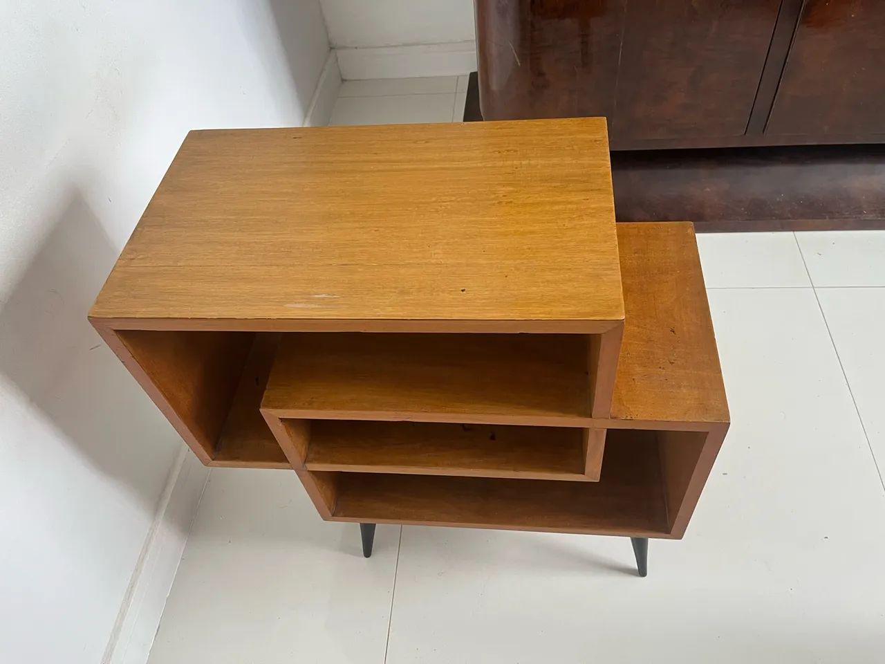mesa lateral com nichos geom étricos assimétricos - Foto 2