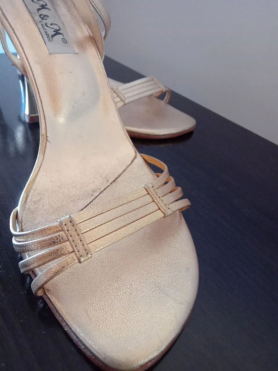 Sandália salto dourada - Foto 2